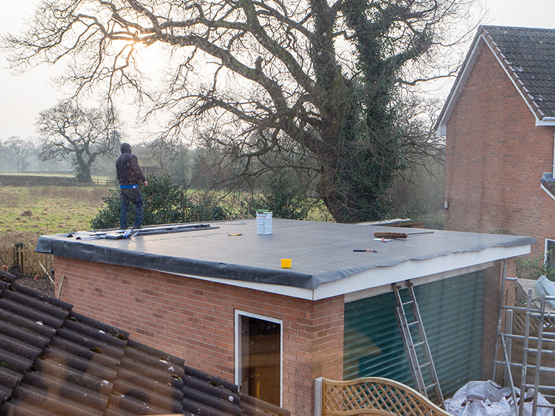 Laying a single sheet of rubber to give a watertight and long lasting flat roof